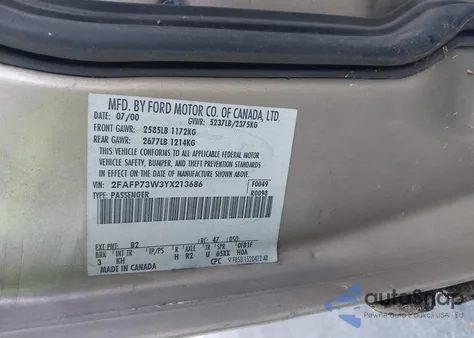 2000 Ford Crown Victoria z USA, uszkodzony, nr VIN 2FAFP73W3YX213686